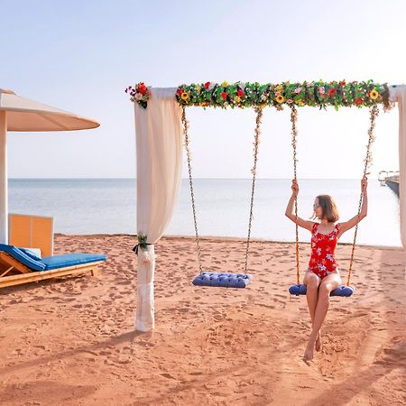 Pickalbatros Laguna Club Resort Sharm El Sheikh Dış mekan fotoğraf A swing at the beach