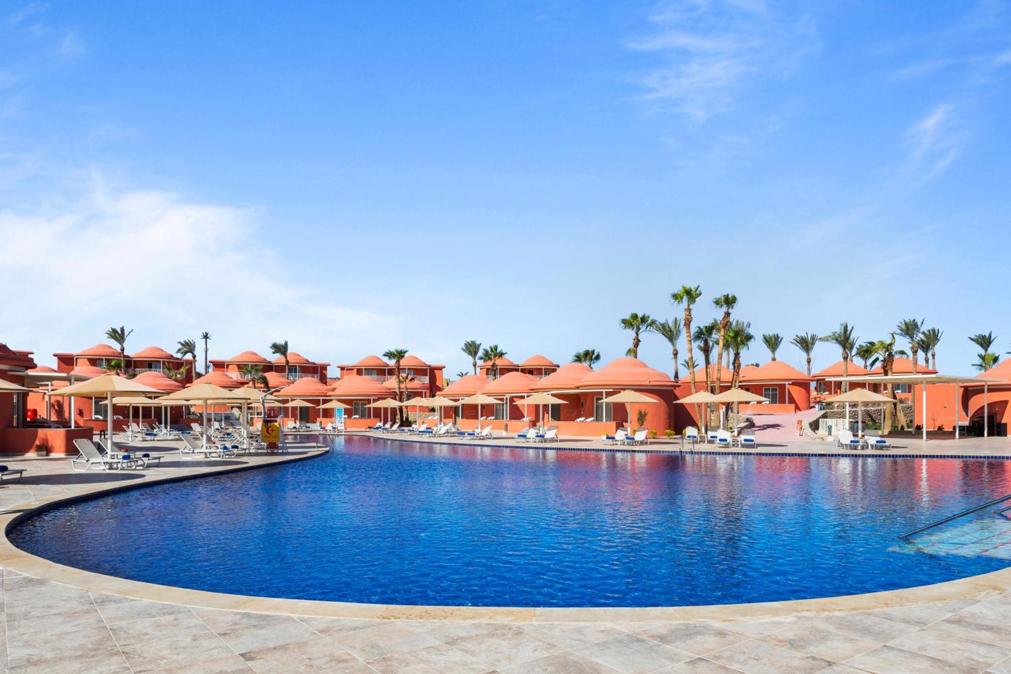 Pickalbatros Laguna Club Resort Sharm El Sheikh Dış mekan fotoğraf The swimming pool at the Iberostar Grand Hotel