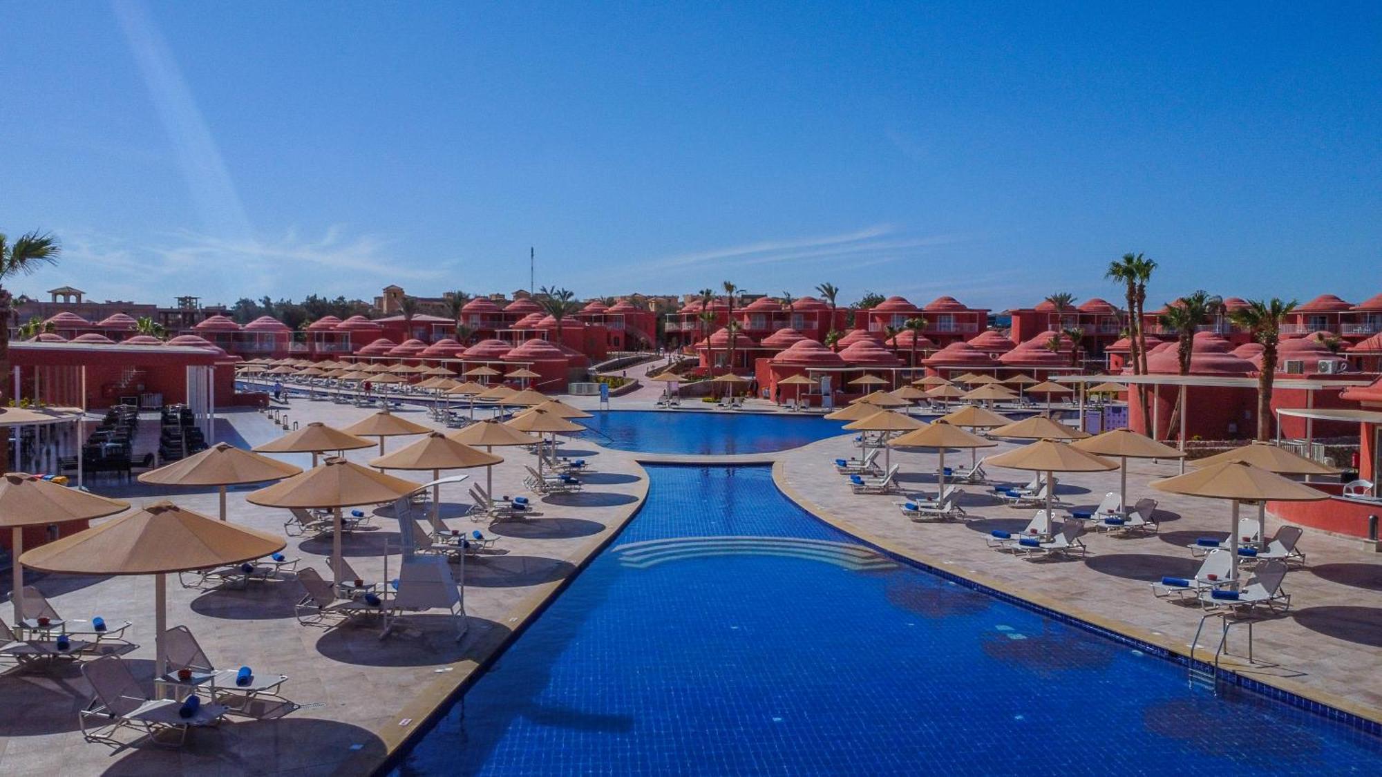 Pickalbatros Laguna Club Resort Sharm El Sheikh Dış mekan fotoğraf The swimming pool at the hotel