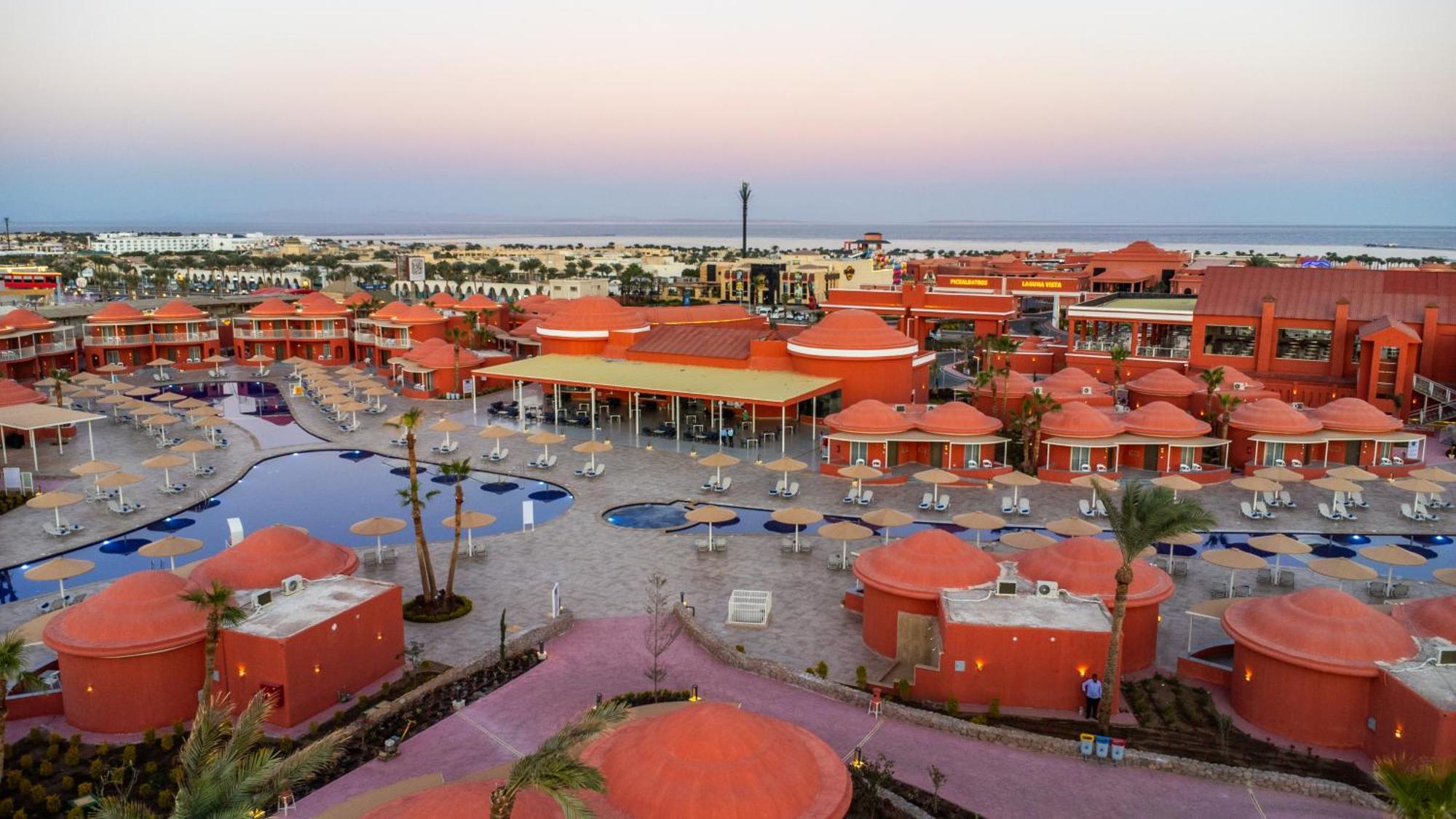 Pickalbatros Laguna Club Resort Sharm El Sheikh Dış mekan fotoğraf Sunset at the Hilton Sharm El Sheikh