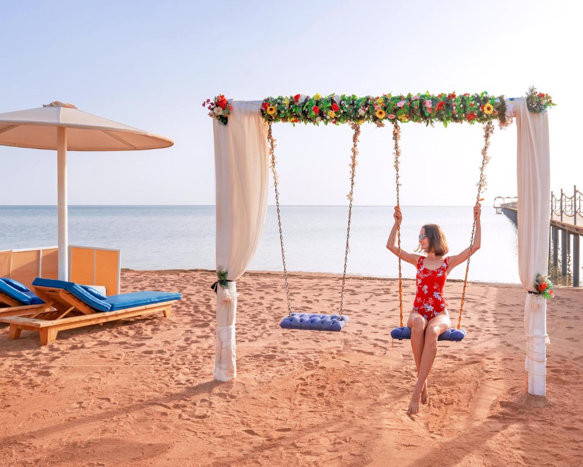 Pickalbatros Laguna Club Resort Sharm El Sheikh Dış mekan fotoğraf A swing at the beach